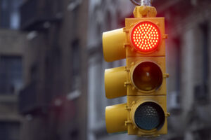 Rote Ampel in den USA als Hinweis auf Ampelregeln und Rechtsabbiegen bei Rot