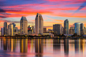 Skyline von San Diego bei farbigem Sonnenuntergang über der Bucht