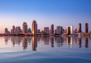 Skyline von San Diego mit Spiegelung im Wasser kurz nach Sonnenuntergang