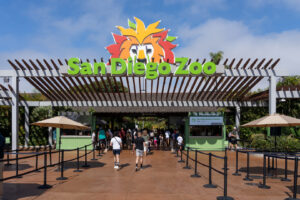 Besucher am Eingang des San Diego Zoo im Balboa Park in San Diego
