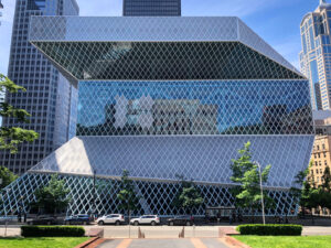 Glasfassade der Seattle Central Library in Downtown Seattle