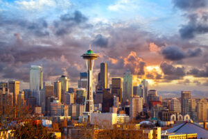 Skyline von Seattle mit Space Needle vor dramatischen Wolken bei Sonnenuntergang