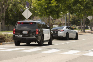 Polizeifahrzeug hinter einem Auto bei einer Verkehrskontrolle in den USA