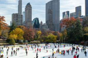 Wollman Rink im Central Park mit Eisläufern und Skyline von Manhattan