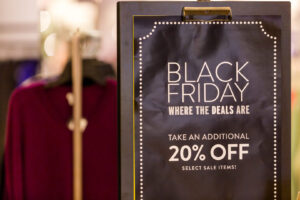 Black-Friday-Schild mit Rabattaktion in einem Geschäft