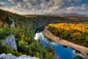 Buffalo National River zwischen bewaldeten Klippen im Herbst