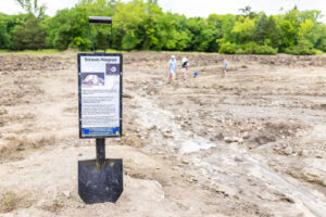 Schaufel mit Hinweisschild am Suchfeld im Crater of Diamonds State Park