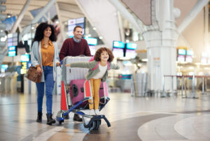 Familie mit Kind und Gepäck im Flughafenterminal vor der USA-Reise