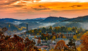 Gatlinburg in Tennessee mit nebligen Bergen im Hintergrund