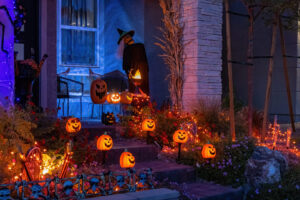 Halloween-Dekoration mit leuchtenden Kürbissen vor einem Haus in den USA