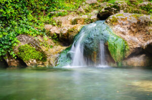 Kleiner Wasserfall mit Thermalwasser im Hot Springs National Park