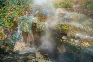Dampfendes Thermalwasser zwischen Felsen im Hot Springs National Park