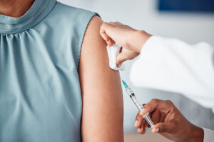 Impfung am Oberarm zur gesundheitlichen Vorbereitung einer USA-Reise