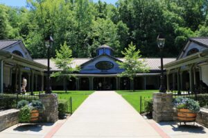 Eingang zur Jack Daniel’s Distillery in Lynchburg, Tennessee