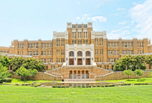 Fassade der Little Rock Central High School in Arkansas