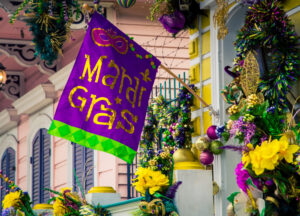 Bunte Mardi-Gras-Dekoration mit Flagge an einem geschmückten Haus