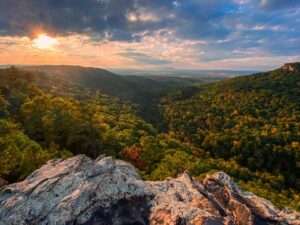 Blick vom Mount Magazine über bewaldete Täler in Arkansas bei Sonnenuntergang