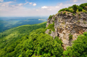 Felsklippe im Mount Magazine State Park mit Blick über bewaldete Hügel in Arkansas