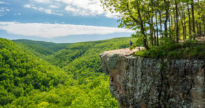Wanderer auf Whitaker Point mit Blick über die Ozark Mountains