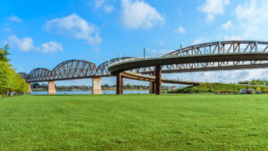 Big Four Bridge mit geschwungener Fußgängerrampe im Waterfront Park