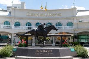 Bronzestatue des Rennpferds Barbaro vor Churchill Downs in Louisville