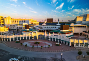 Eingangsbereich der Rennbahn Churchill Downs in der Abendsonne
