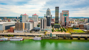 Luftaufnahme von Downtown Louisville am Ohio River mit Ausflugsschiffen