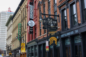 Whiskey Row in Downtown Louisville mit Old Forester Distillery und Bourbon-City-Schildern