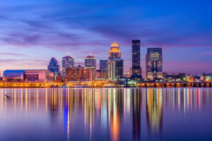 Skyline von Louisville bei Dämmerung mit Spiegelungen im Ohio River