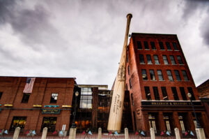 Louisville Slugger Museum mit riesigem Baseballschläger vor dem Eingang