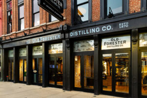 Backsteinfassade der Old Forester Distilling Co. in Downtown Louisville