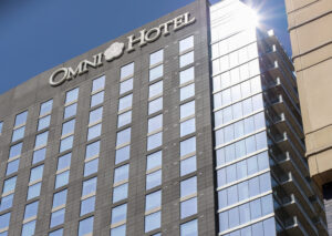 Fassade des Omni Louisville Hotel vor blauem Himmel