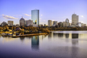 Skyline von Boston am Charles River mit herbstlicher Esplanade
