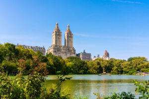 Ruderboote auf The Lake im Central Park mit den Türmen des San Remo im Hintergrund
