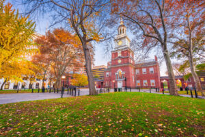 Independence Hall im herbstlichen Philadelphia