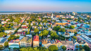 Luftaufnahme der pastellfarbenen Häuser der Rainbow Row in Charleston
