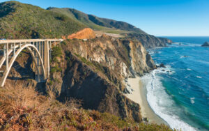 Bixby Creek Bridge am Highway 1 zwischen steilen Küstenklippen und dem Pazifik bei Big Sur