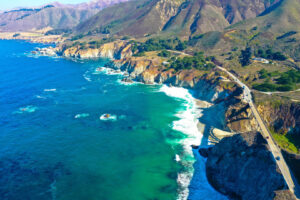 Luftaufnahme der Bixby Creek Bridge und des Highway 1 an der Küste von Big Sur.
