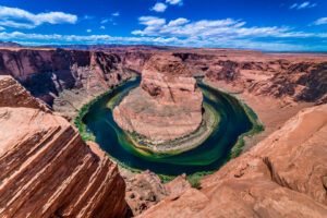 Hufeisenförmige Schleife des Colorado River um rote Sandsteinfelsen am Horseshoe Bend bei Page