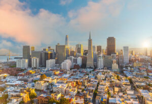 Skyline von San Francisco mit der Transamerica Pyramid und der Bay Bridge im Hintergrund
