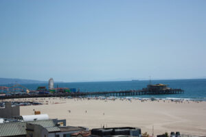 Santa Monica Pier mit Riesenrad und breitem Sandstrand am Pazifik.