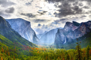 Blick vom Tunnel View ins Yosemite Valley mit El Capitan und Bridalveil Fall