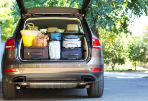 Koffer und Reisetaschen im geöffneten Kofferraum eines Autos
