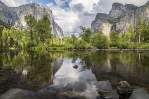 Merced River mit Spiegelungen, El Capitan und Bridalveil Fall im Yosemite Valley