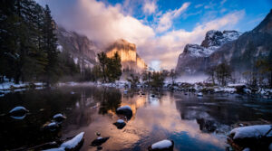 Verschneites Yosemite Valley mit El Capitan und Spiegelung im Merced River.