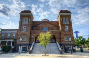 Backsteinfassade der 16th Street Baptist Church mit zwei Türmen in Birmingham