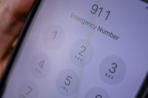 Smartphone mit gewählter Notrufnummer 91
