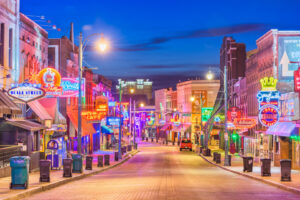 Neonschilder und Musikclubs an der Beale Street in Memphis in der Dämmerung