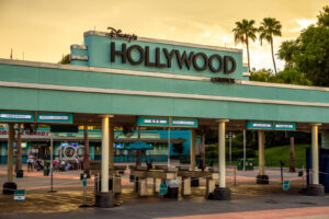 Eingang zu Disney’s Hollywood Studios mit türkisfarbener Fassade und Palmen