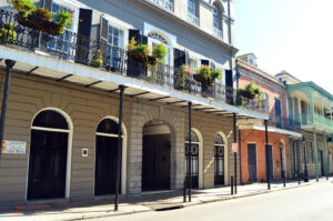 Historische Häuser mit Balkonen im French Quarter von New Orleans